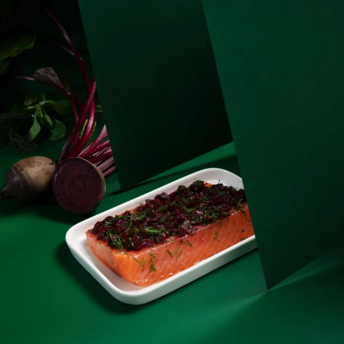 Saumon Gravlax à la betterave et mâche