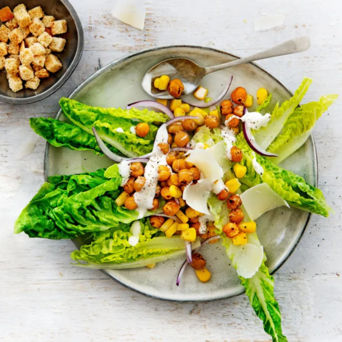 Caesar salade met geroosterde kikkererwten