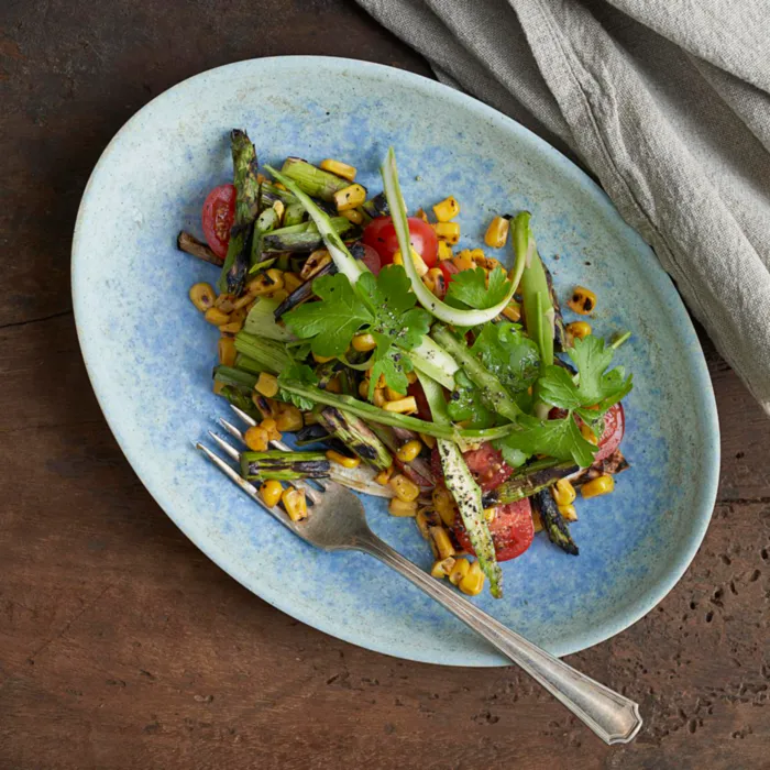 Sensommarsallad med grillad majs och salladslök