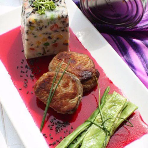 Friptură de porc alături de panna cotta cu legume Bonduelle, jeleu de sfeclă și păstăi usturoiate