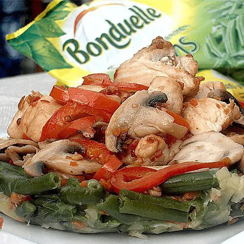Cuib de fasole verde cu piept de pui și legume trase la tigaie