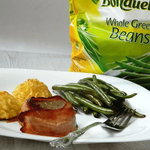 Mușchiuleț de porc în bacon cu cartofi Duchesse și salată de fasole verde