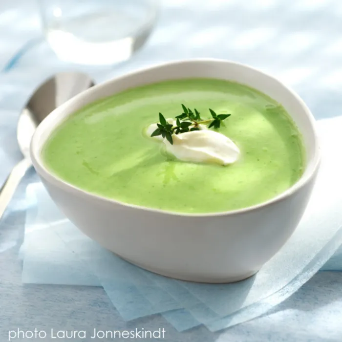 Soupe de légumes verts et Quenelle de fromage frais aux herbes