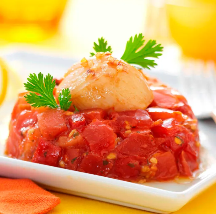 Noix de Saint-Jacques sur tartare de tomates