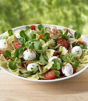 Feldsalat mit Nudeln, Feldsalat-Pesto und Baconchips