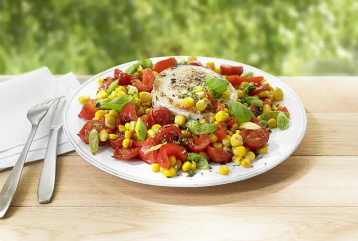 Ziegenkäse vom Grill auf Goldmais-Kräuterbett