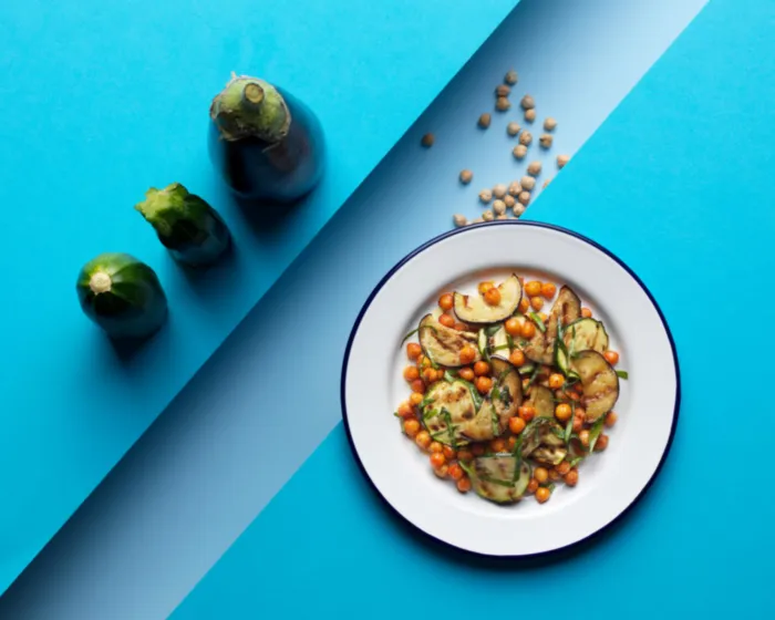 Salada de legumes grelhados com grão-de-bico