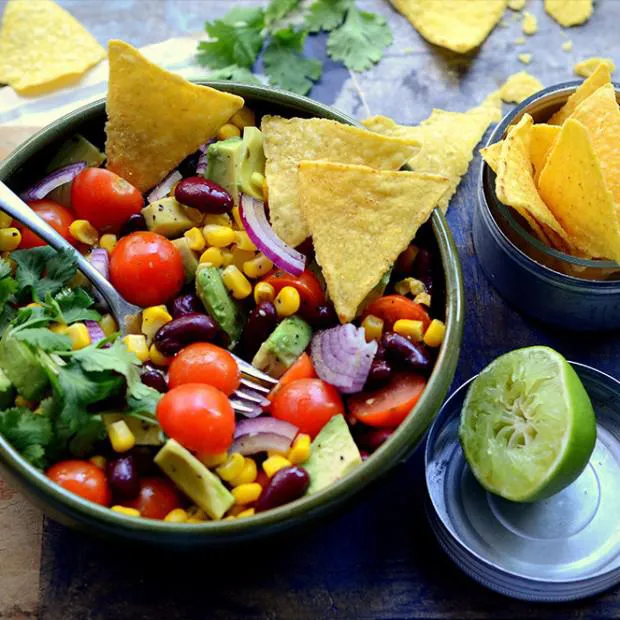 Avokádós-vörösbabos saláta tortilla chips-el