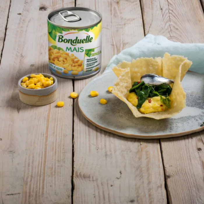 Cestini di parmigiano con cime di rapa, acciughe e crema di mais