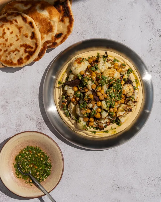 Cremet hummus med bagt grønt og salsa verde