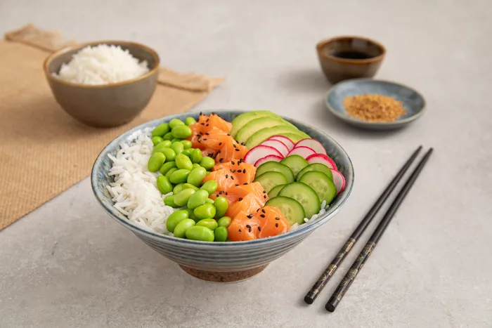 Poke con riso basmati, edamame, salmone, cetrioli, avocado e ravanelli