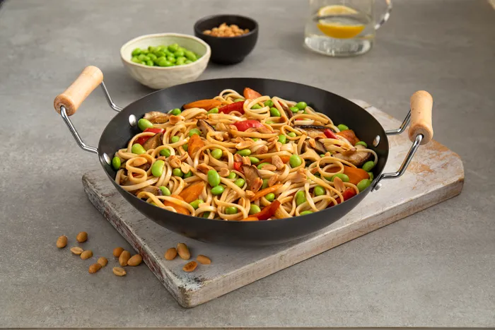 Udon con edamame, verdure e arachidi tostate