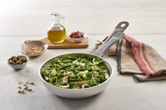 SCAROLA E PORRO IN PADELLA CON OLIVE, ACCIUGHE E PINOLI