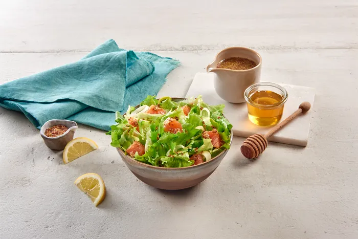 Insalatina di scarola e porro con dressing alla senape e miele e salmone crudo.