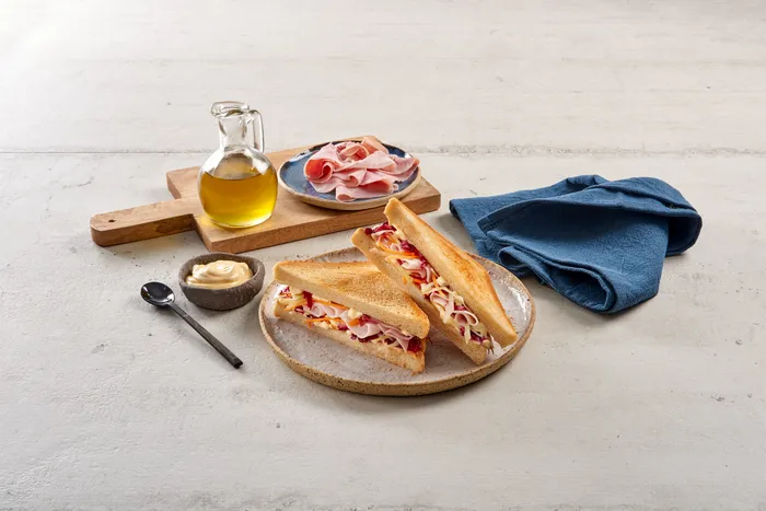 Toast con radicchio, cavolo bianco, carote e prosciutto di praga