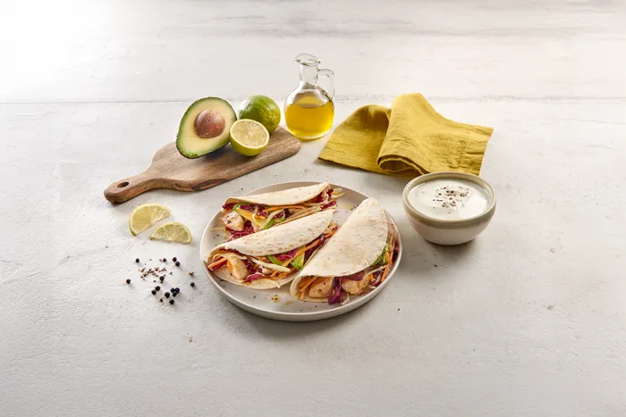 Tortilla di pollo con radicchio, cavolo bianco e carote a crudo