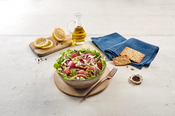 Insalatina di cavoli e scarola, condita con colatura di alici e tartare di tonno