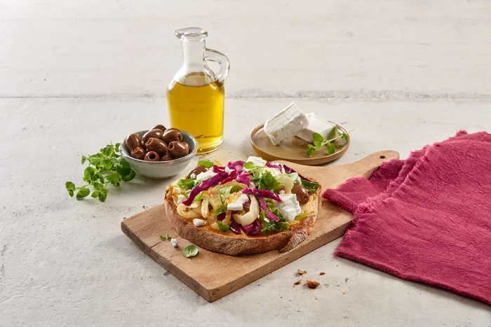 Crostone con cavoli e scarola cotti e feta