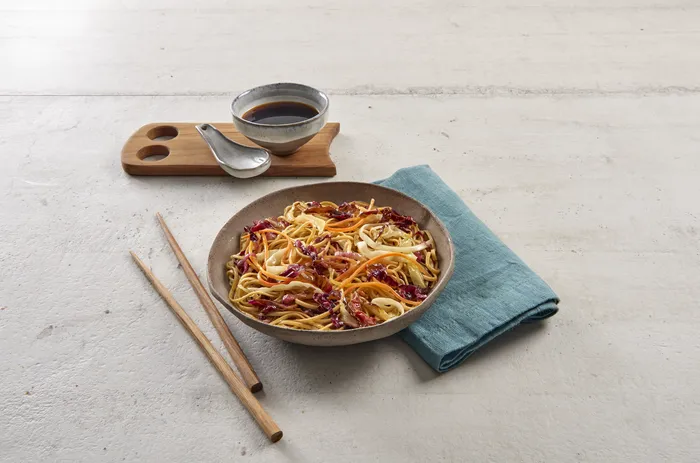 Noodles con radicchio, cavolo e carote