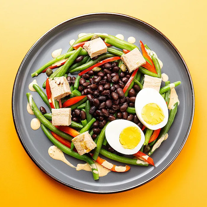 Salata s tunom, crnim i zelenim grahom