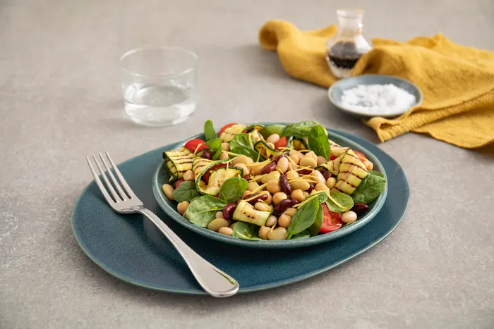 Insalata di ceci e fagioli con zucchine grigliate e spinacini