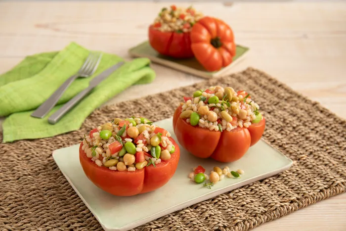 Pomodori ripieni con orzo, mix di legumi ed erbe aromatiche