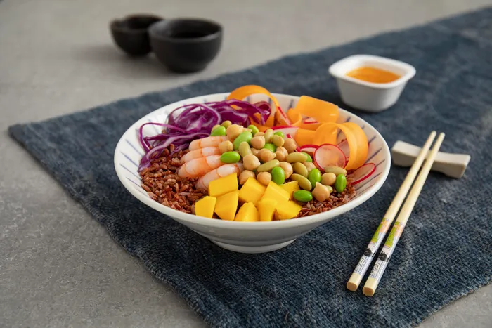 Poke con gamberi, riso rosso, mix di legumi, mango e verdure