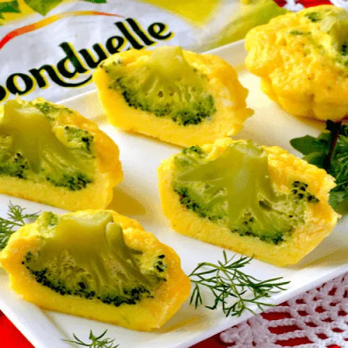 Яєчні кораблики з броколі
