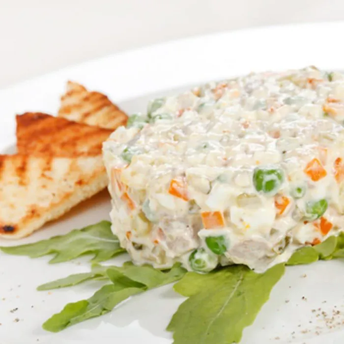 Картопляний салат з горохом та кукурудзою