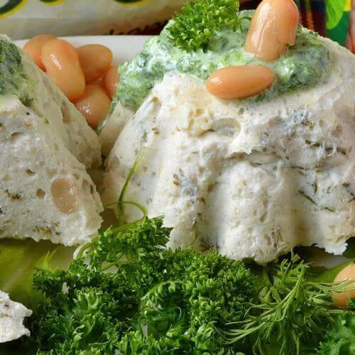 Ніжний мус із курятини і квасольки зі шпинатним соусом