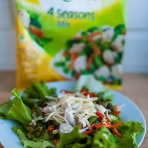Теплий салат с куркою та латуком