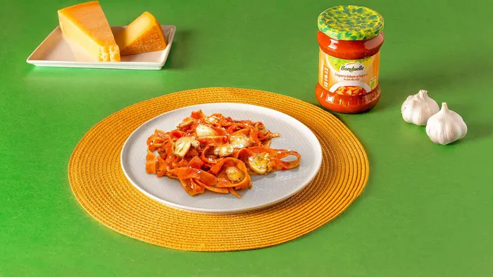 Paste cu ciuperci feliate și legume în sos de roșii