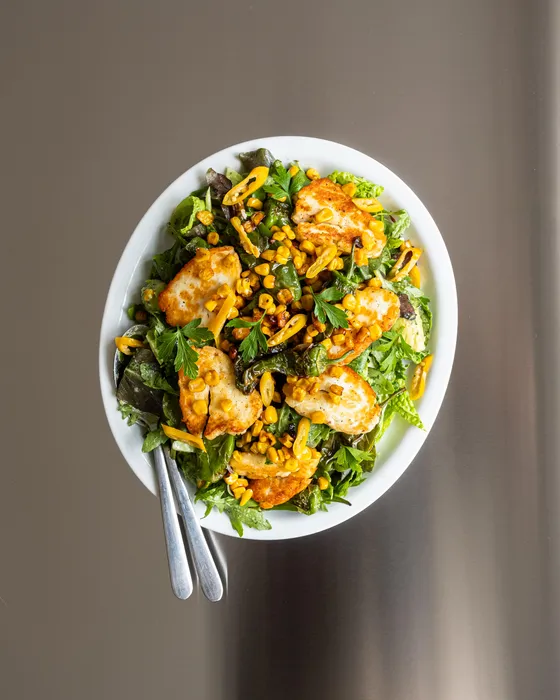 Mexicansk salat med stegte, sprøde majs, halloumi, padrones, avocado og
gremolata