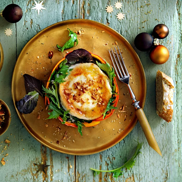 Wildkräutersalat mit mariniertem Kürbis und geröstetem Ziegenkäse