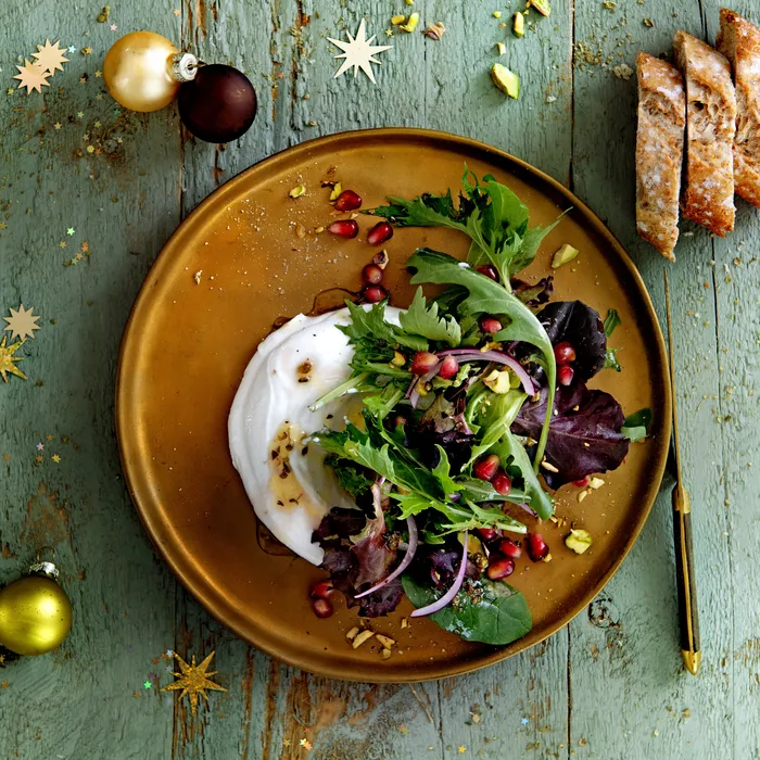 Fetacreme mit Wildkräutersalat, Granatapfel & Pistazien