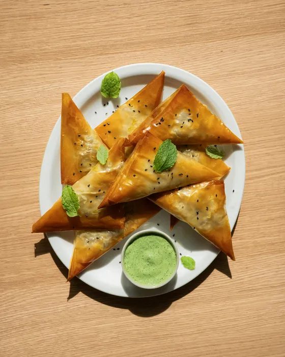 Samosaer med krydret vegetarisk fyld