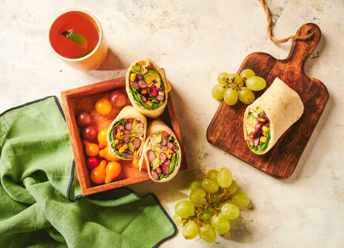 Wraps с червен боб, царевица и авокадо