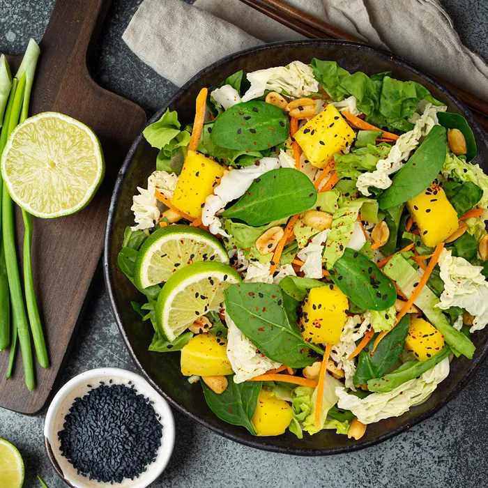 Thai Salat mit Limetten-Kokos-Dressing