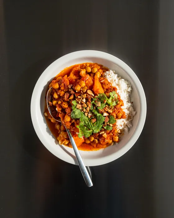 Gryderet med kikærter, sød kartoffel og harissa