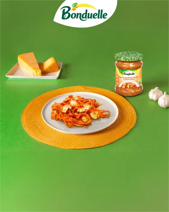 Ζυμαρικά με φέτες μανιταριών και λαχανικά σε σάλτσα ντομάτας