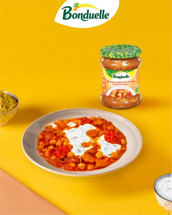 Κρέμα με ρεβίθια, φέτες μανιτάρια και λαχανικά σε σάλτσα ντομάτας