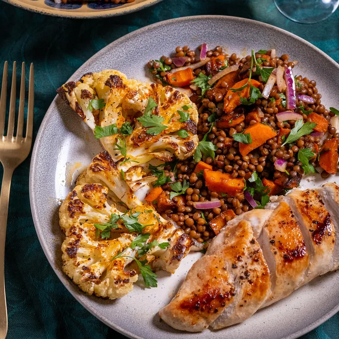 Karfiol szeletek lencsével és sült csirkemellel