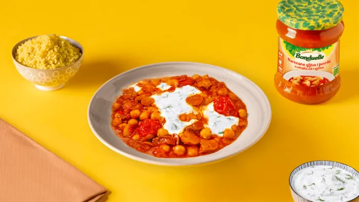 Varivo od slanutka, narezanih gljiva i povrća u umaku od rajčice