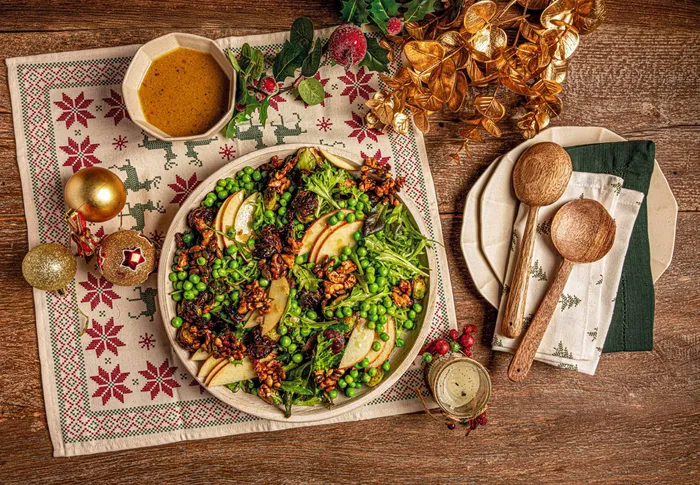 Салата с грах, брюкселско зеле и карамелизирани ядки