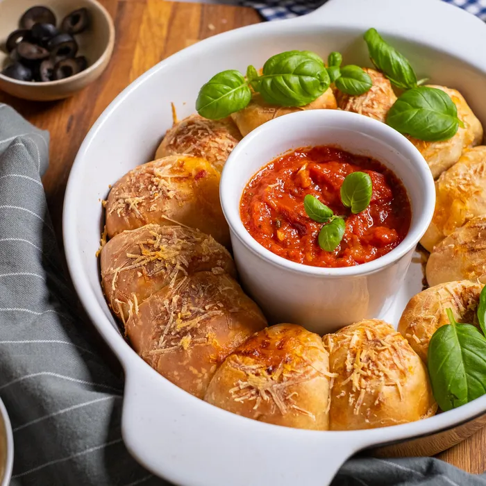 Töltött pizzagolyó paradicsomos mártogatóssal