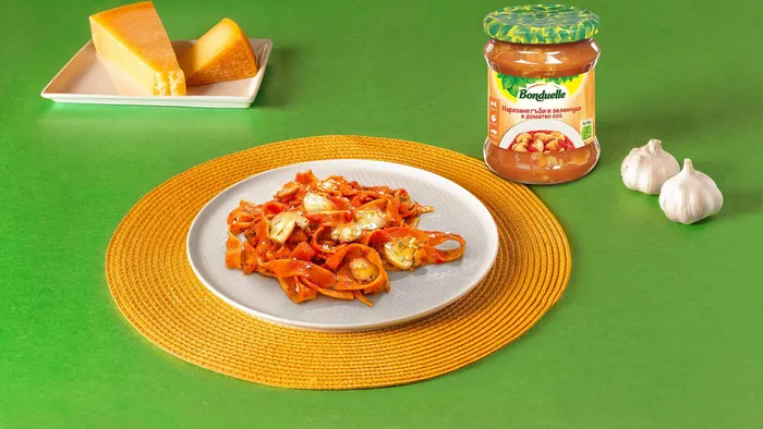 Паста с нарязани гъби и зеленчуци в доматен сос