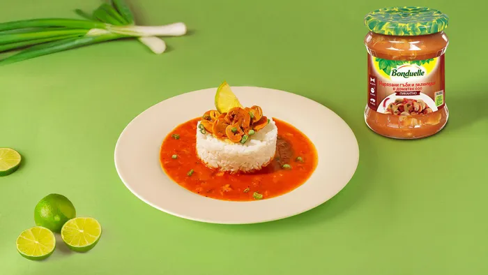 Ориз с нарязани гъби и зеленчуци в доматен сос