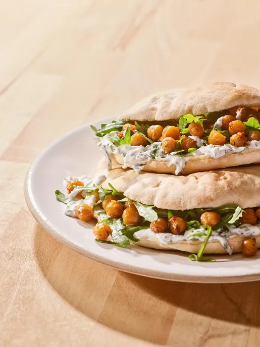Pita aux pois chiches et sauce yaourt