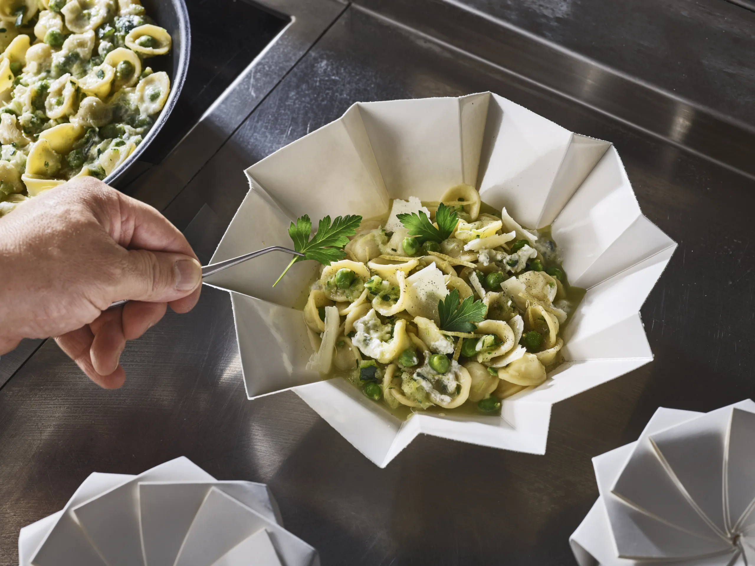 Pois chiches verts, salsa verde et orecchiettes