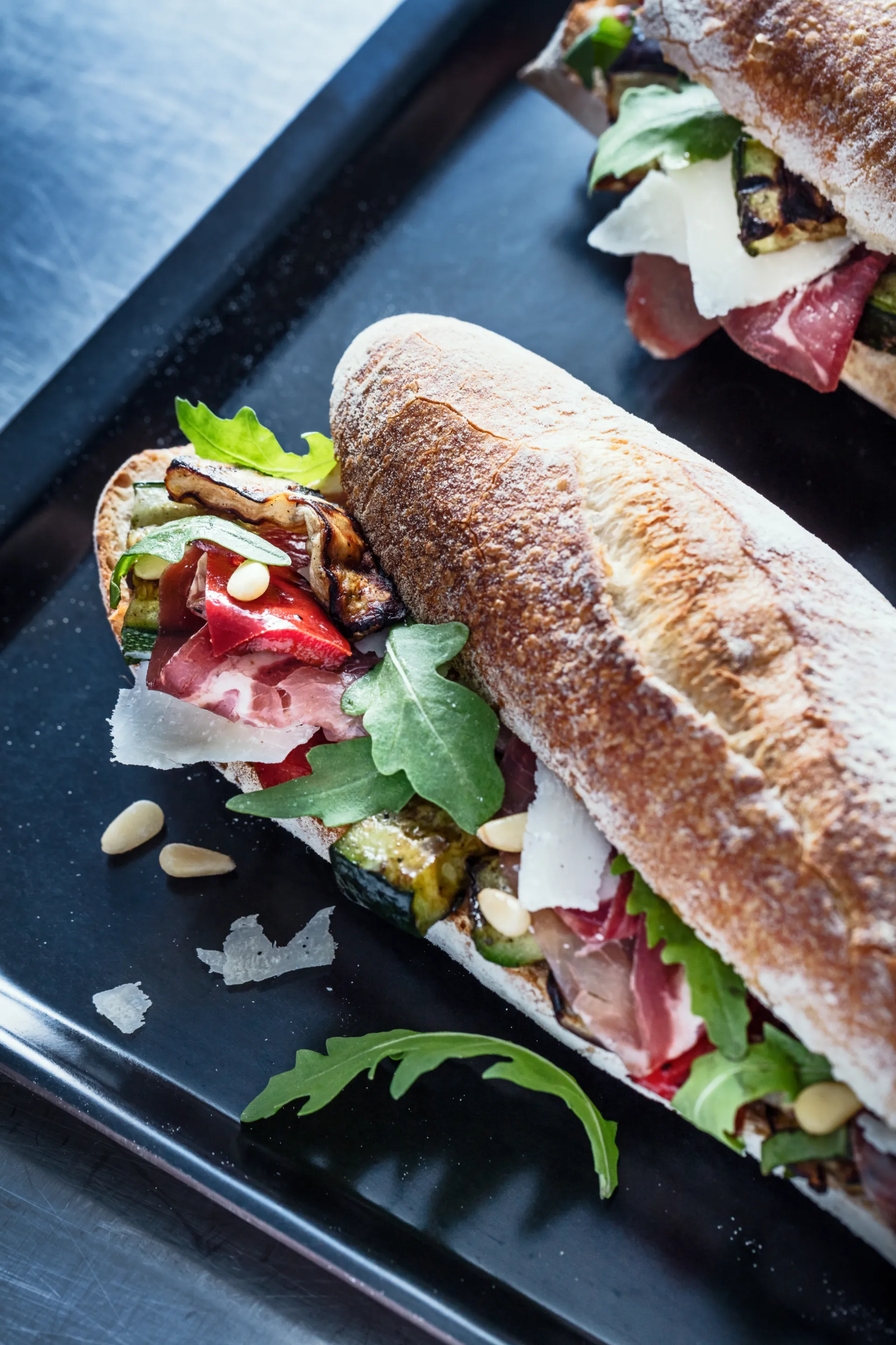 Sandwich z grillowanymi warzywami i szynką dojrzewającą